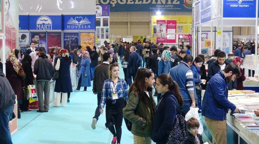 Kitap fuarı yazarların imza g&uuml;n&uuml; ve paneller ile devam ediyor