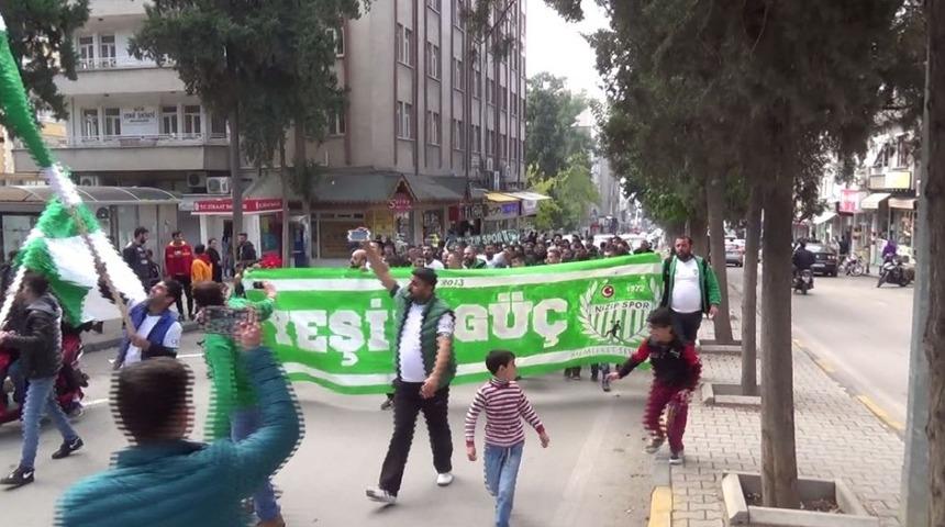 Nizipspor taraftarından destek y&uuml;r&uuml;y&uuml;ş&uuml;