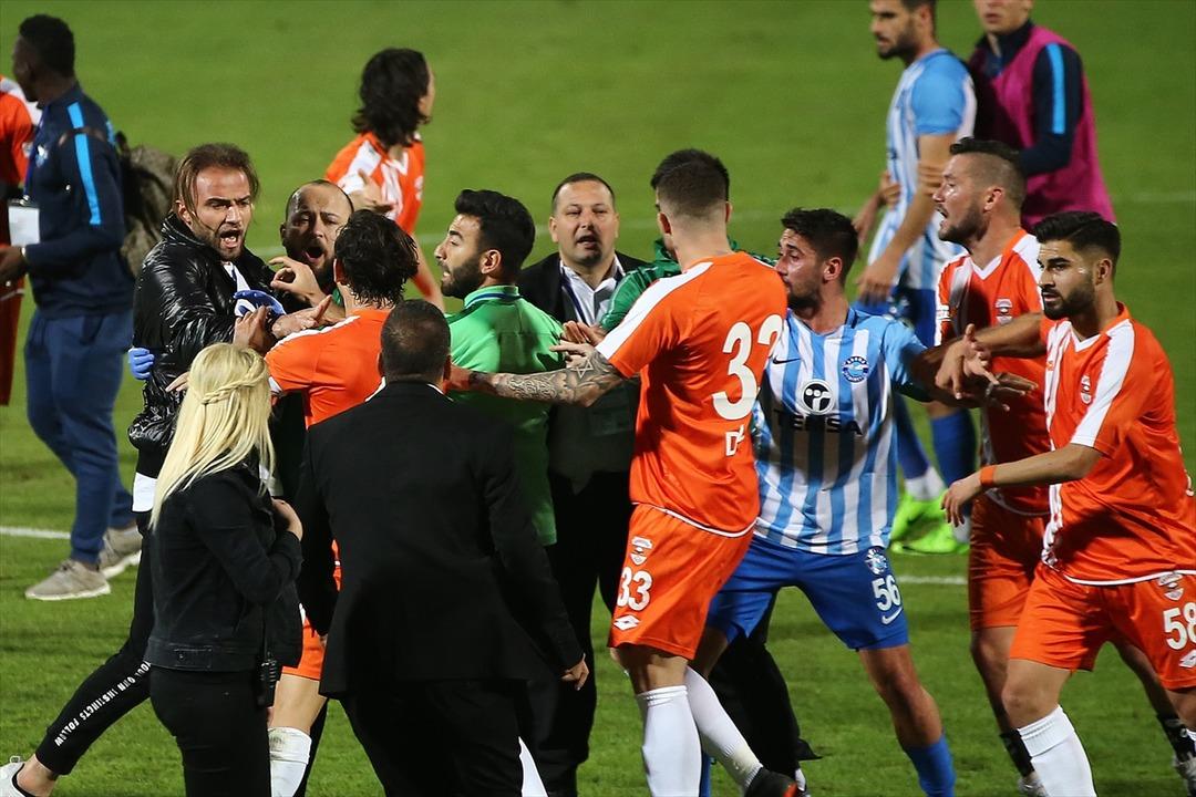 Adana Demirspor - Adanaspor ma&ccedil;ının sonunda futbolcular arasında kavga &ccedil;ıktı