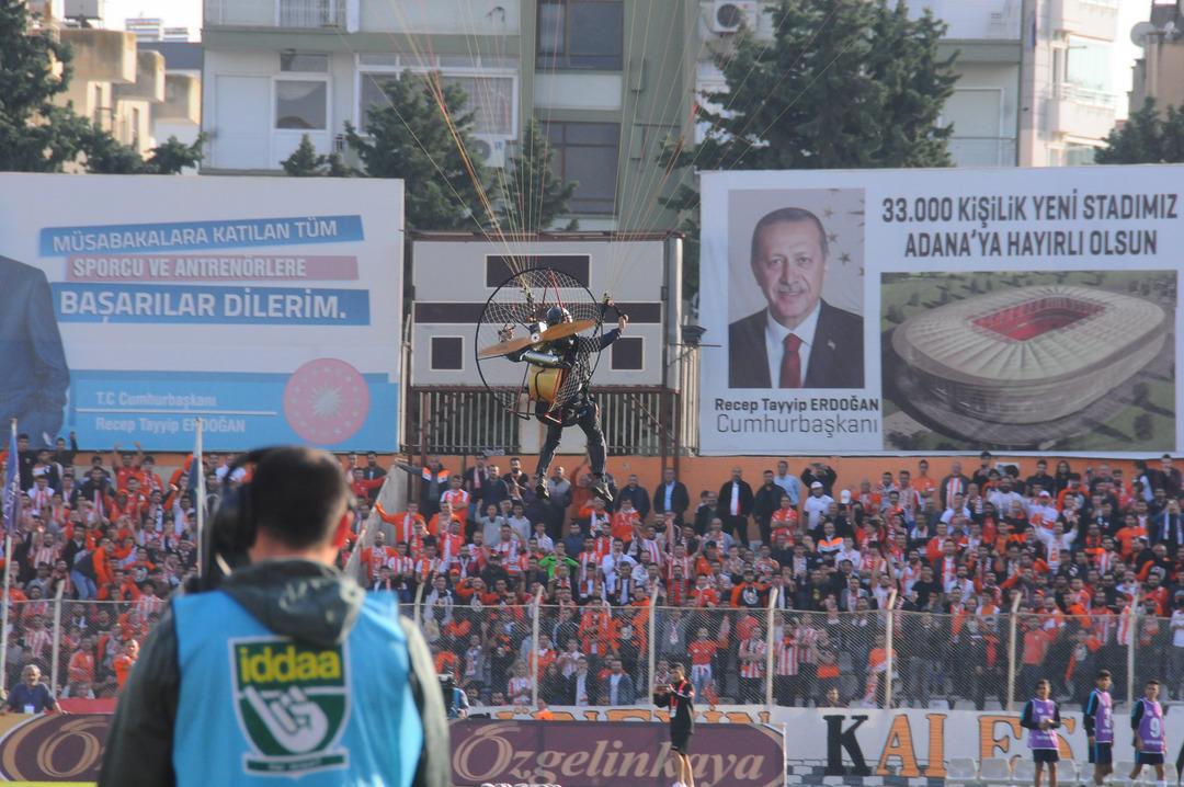 Adana Demirspor taraftarı stada yama&ccedil; paraş&uuml;t&uuml; ile indi