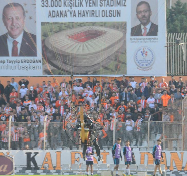Adana Demirspor taraftarı stada yamaç paraşütü ile indi G4