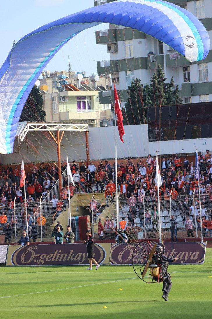 Adana Demirspor taraftarı stada yamaç paraşütü ile indi G5