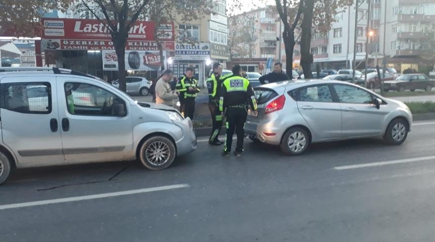 Hafif ticari ara&ccedil; otomobile &ccedil;arptı: 3 yaralı