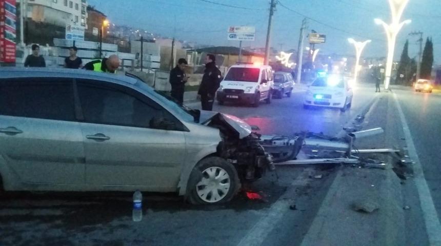 Otomobil aydınlatma direğine &ccedil;arptı: 3 yaralı