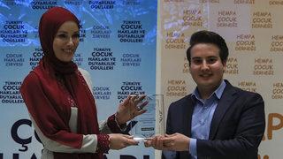 Ünlü oyuncu Gamze Özçelik tesettüre girdi!