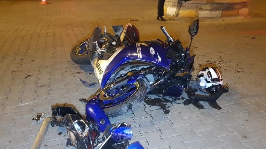 Motosiklet otomobille &ccedil;arpıştı; 2 ağır yaralı