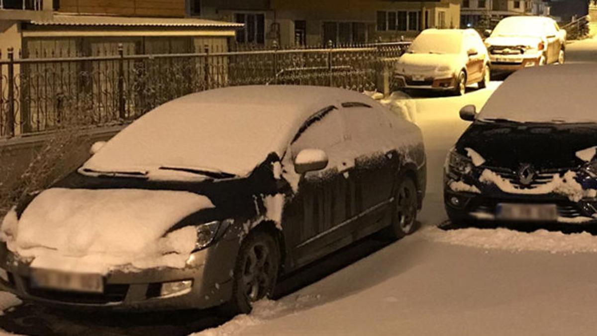 Meteoroloji uyarmıştı! Şehir beyaza b&uuml;r&uuml;nd&uuml;