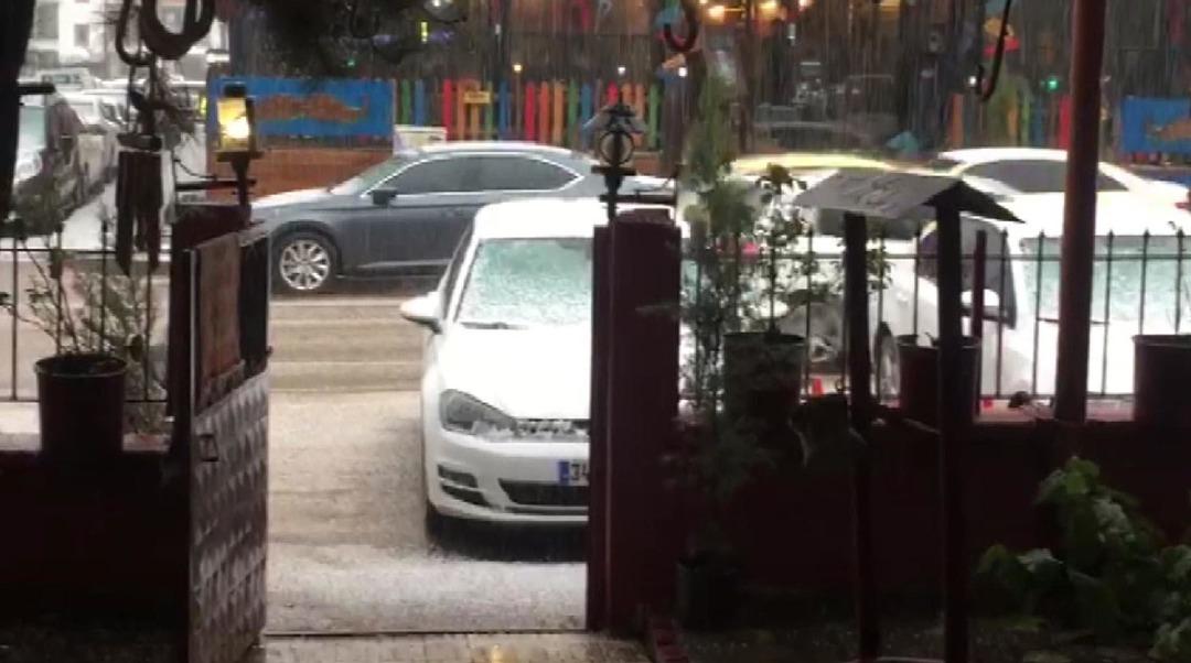 5 dakikalık dolu yağışı hayatı fel&ccedil; etti 