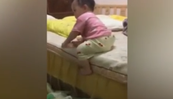 Yere inmek isteyen bebeğin görüntüleri büyük beğeni topladı trend