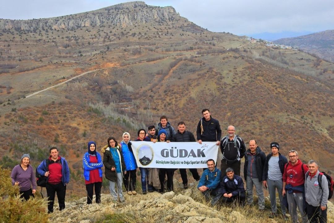 G&uuml;m&uuml;şhaneli dağcılar &ouml;ğretmenler i&ccedil;in y&uuml;r&uuml;d&uuml;
