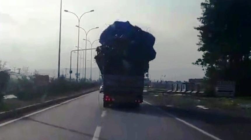 Hurda yüklü kamyonun trafikte tehlikeli anları