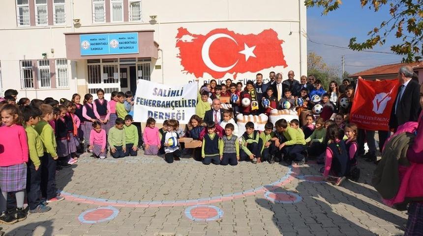 Fenerbah&ccedil;eli doktorlar Salihli&rsquo;de &ouml;ğrencileri sevindirdi