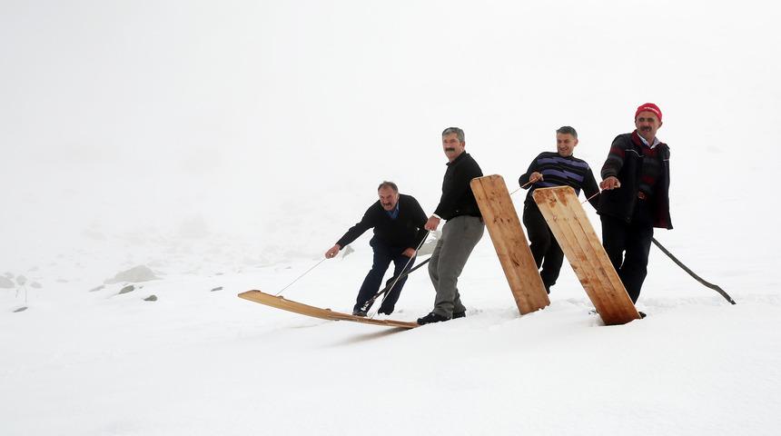 Rize'de kar yağdı, köylülerin kayak eğlencesi başladı