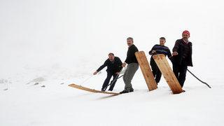 Rize'de kar yağdı, köylülerin kayak eğlencesi başladı