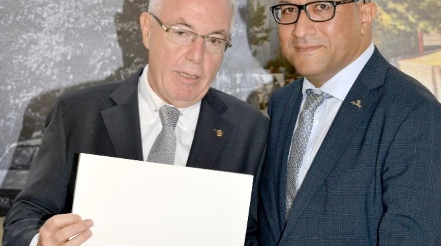 Tıp Bilimine Yön Veren Tanrıverdi’ye Başarı Belgesi