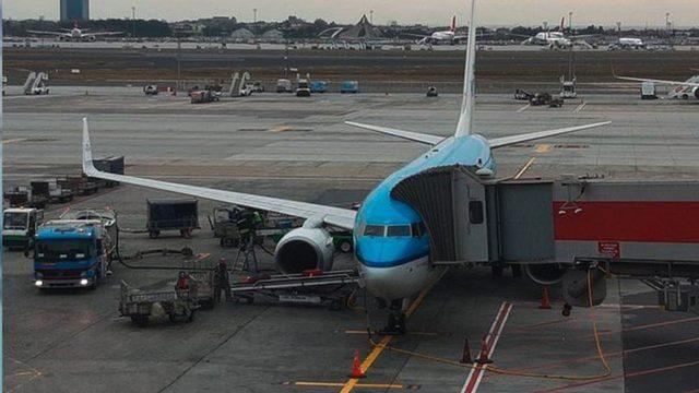 Yolcu uçağını Amsterdam'dan İstanbul'a bir kral getirdi