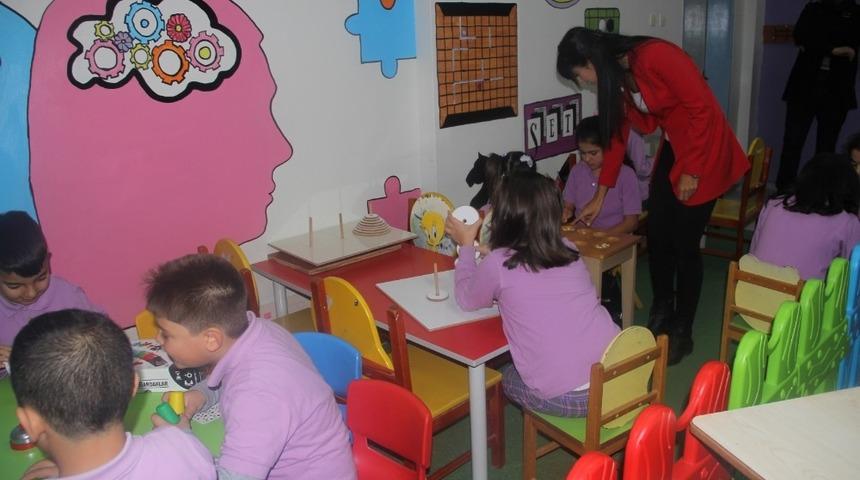 &Ouml;ğrenciler, &ouml;ğretmen ve velileri ile birlikte teknoloji sınıfı oluşturdu