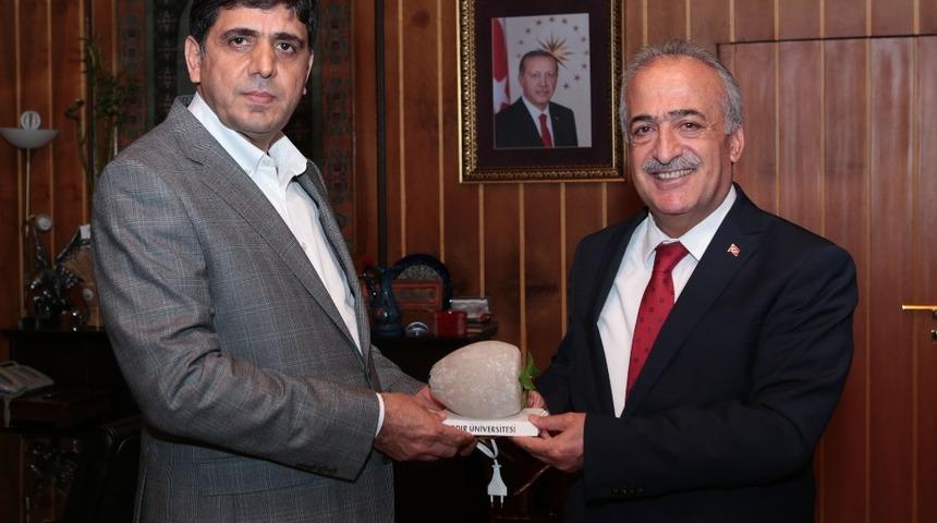 Iğdır &Uuml;niversitesi Rekt&ouml;r&uuml; Prof. Dr. Alma&rsquo;dan Rekt&ouml;r &Ccedil;omaklı&rsquo;ya ziyaret