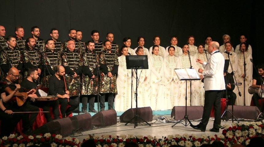 Medeniyetler Korosu öğretmenler için söyledi