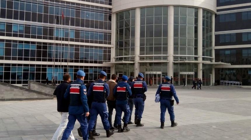 Jandarma su&ccedil;&uuml;st&uuml; yakaladıkları şahıslarla 11 hırsızlık olayını &ccedil;&ouml;zd&uuml;