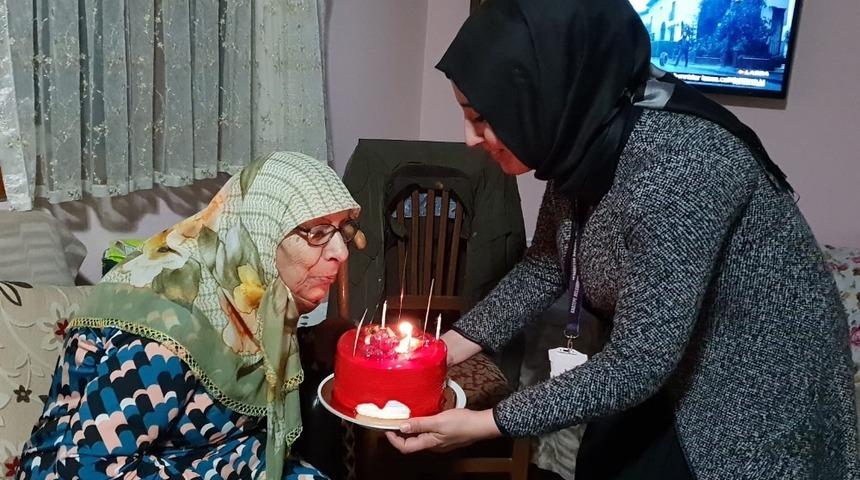 Kartepeli Cazibe anne 82&rsquo;nci yaşını kutladı