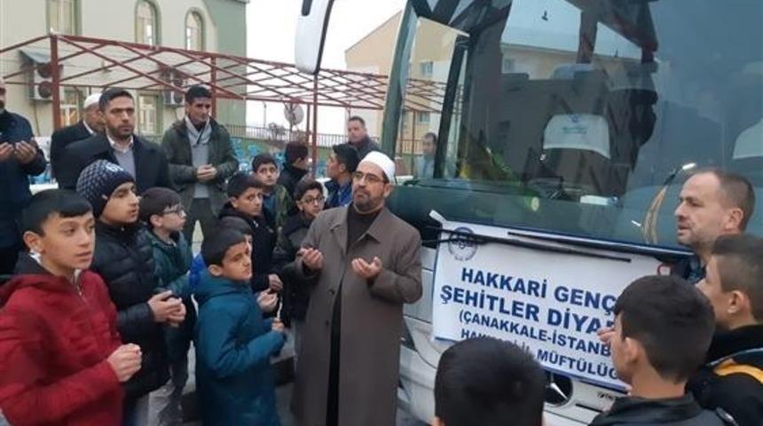 Hakkarili &ouml;ğrenciler dualarla geziye g&ouml;nderildi
