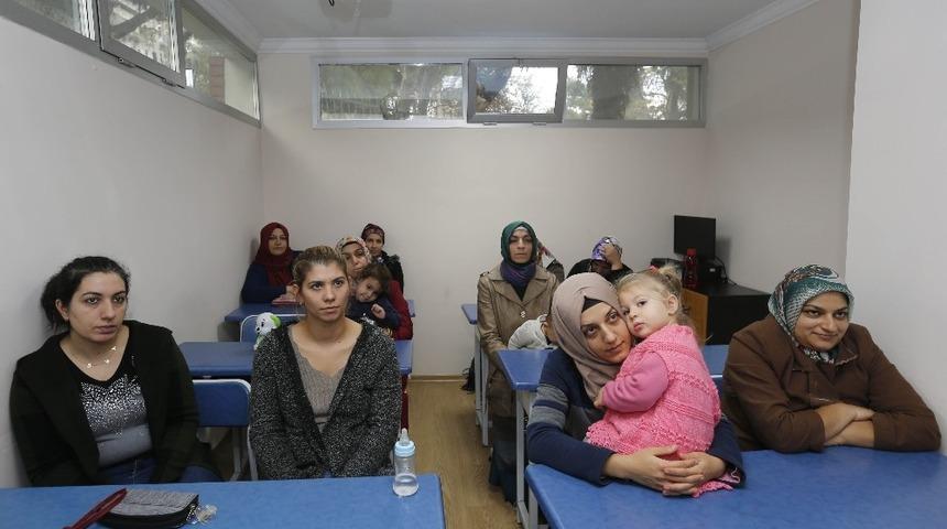 Konaklı annelere eğitim desteği