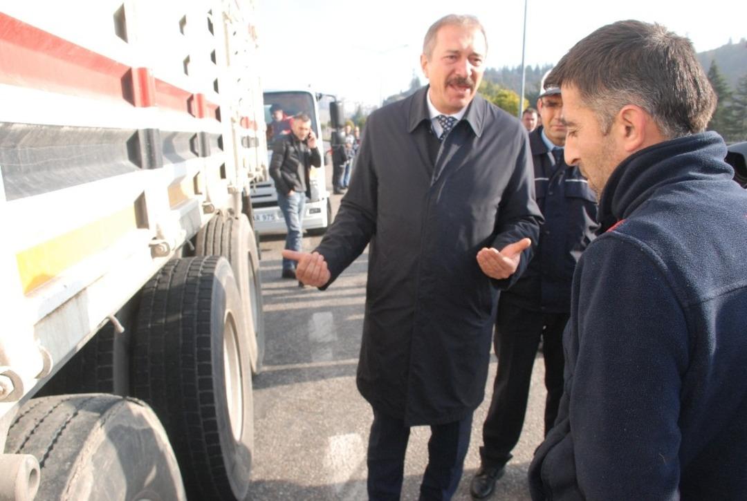 Emniyet m&uuml;d&uuml;r&uuml; tahrip olmuş lastikle yola &ccedil;ıkan kamyon s&uuml;r&uuml;c&uuml;s&uuml;n&uuml; uyardı