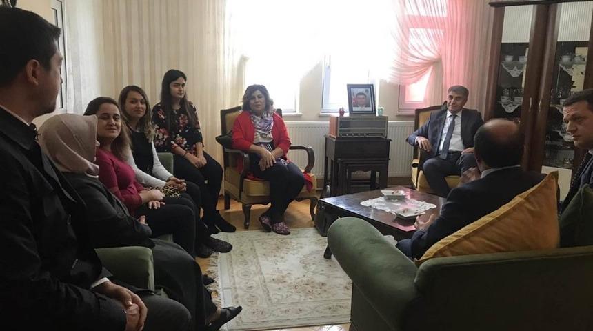 Vali G&uuml;rel şehit ailelerini yalnız bırakmıyor