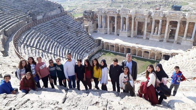 Saruhanlı Belediyesi, öğrencileri Pamukkale’ye götürdü