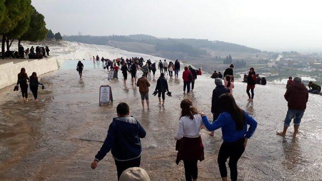 Saruhanlı Belediyesi, öğrencileri Pamukkale’ye götürdü