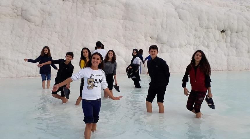 Saruhanlı Belediyesi, &ouml;ğrencileri Pamukkale&rsquo;ye g&ouml;t&uuml;rd&uuml;