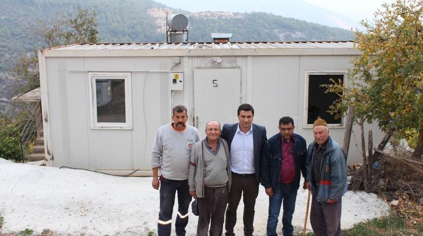 Barakada yaşayan yaşlı &ccedil;ift ev sahibi oldu