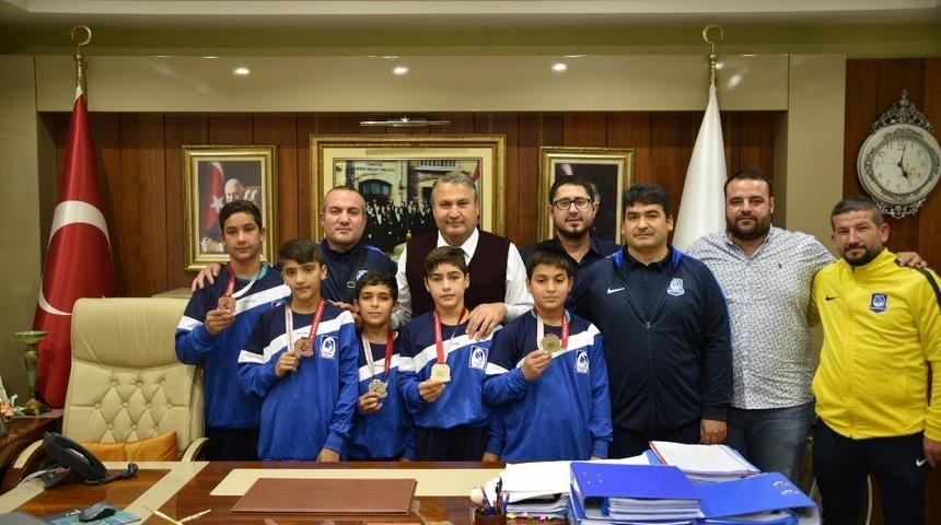 Başkan &Ccedil;er&ccedil;i şampiyon g&uuml;reş&ccedil;ileri ağırladı