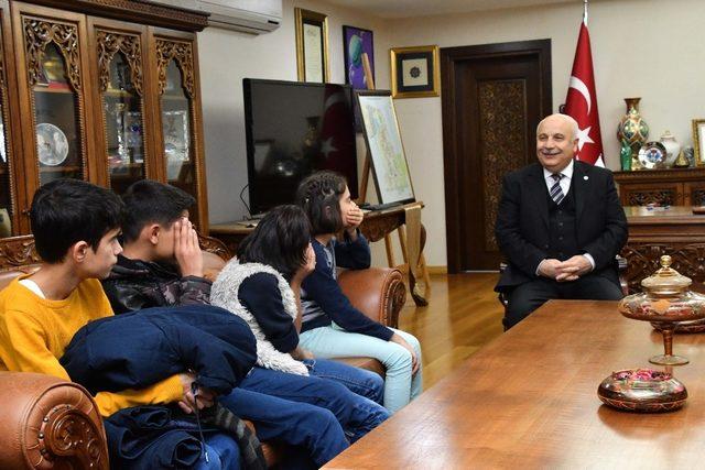 Koruma altındaki çocuklar Rektör Gönüllü ile bir araya geldi