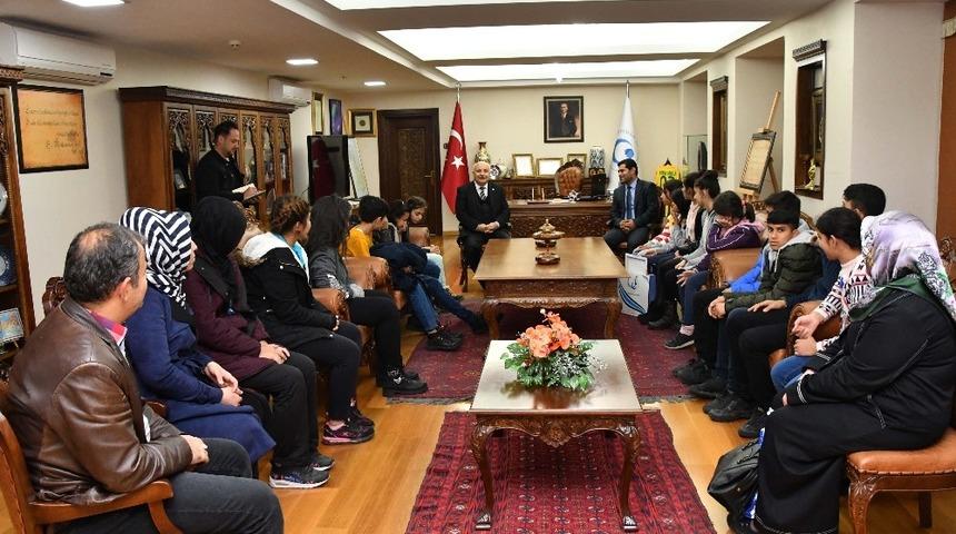 Koruma altındaki &ccedil;ocuklar Rekt&ouml;r G&ouml;n&uuml;ll&uuml; ile bir araya geldi