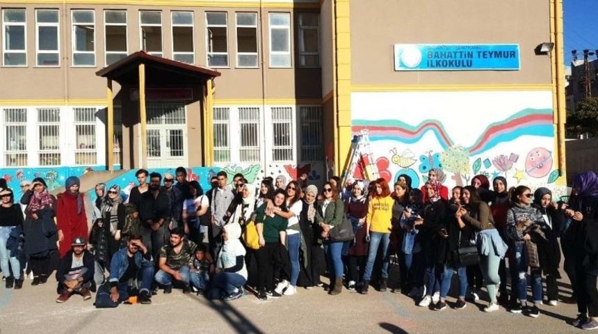 GA&Uuml;N &ouml;ğrencileri okul boyadı