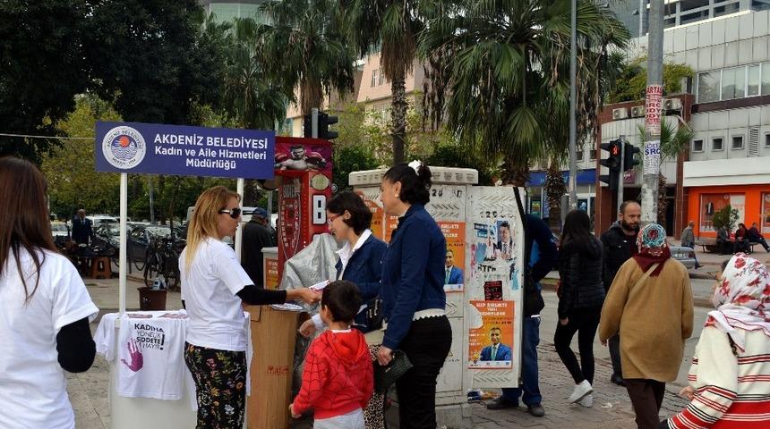 Akdeniz Belediyesi kadına şiddete karşı stant a&ccedil;tı