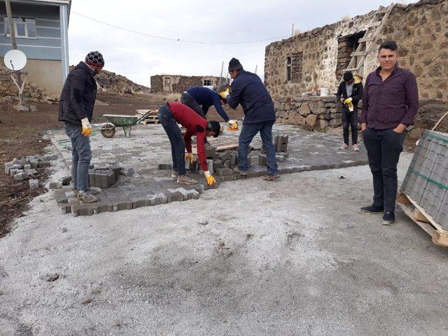 Çaldıran’da kilitli parke taşı çalışması devam ediyor