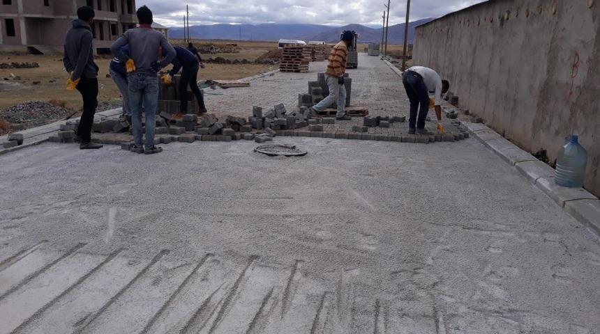 &Ccedil;aldıran&rsquo;da kilitli parke taşı &ccedil;alışması devam ediyor