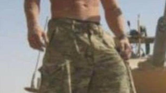 Tarzan gibi ormanda yaşıyor, Rambo'yla yarışıyor