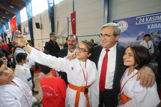 403 sporcu Öğretmenler Günü Karate Turnuvasında mücadele etti