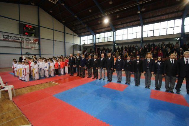 403 sporcu Öğretmenler Günü Karate Turnuvasında mücadele etti