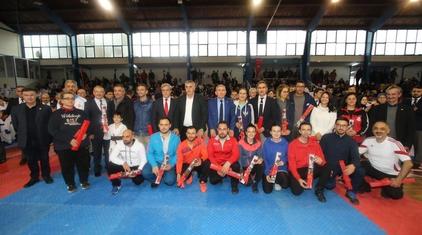 403 sporcu &Ouml;ğretmenler G&uuml;n&uuml; Karate Turnuvasında m&uuml;cadele etti