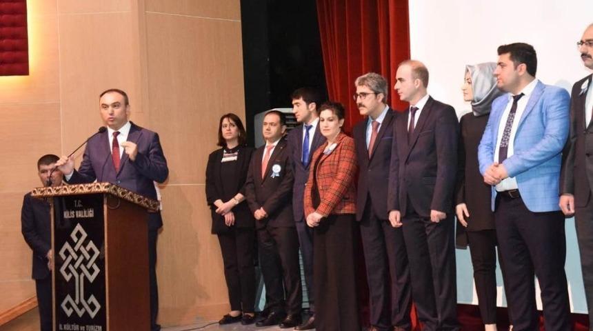 Vali Soyt&uuml;rk&rsquo;ten başarılı &ouml;ğrencilere &ouml;d&uuml;l