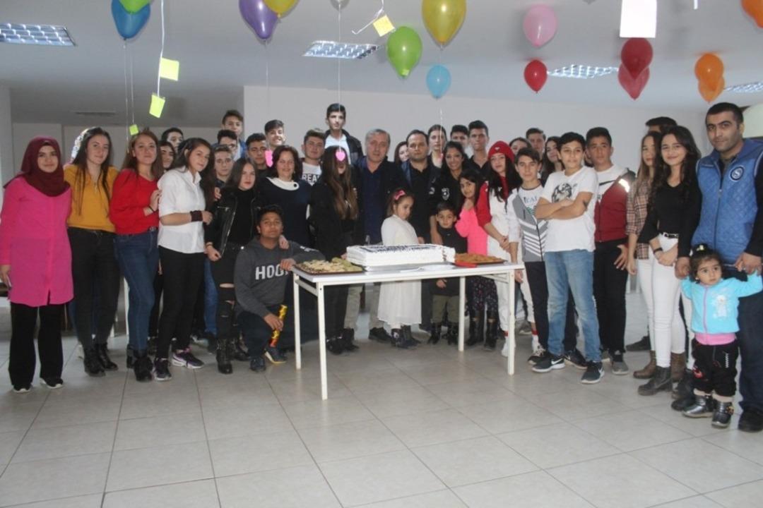 Pansiyon &ouml;ğrencilerinden &ouml;ğretmene anlamlı s&uuml;rpriz