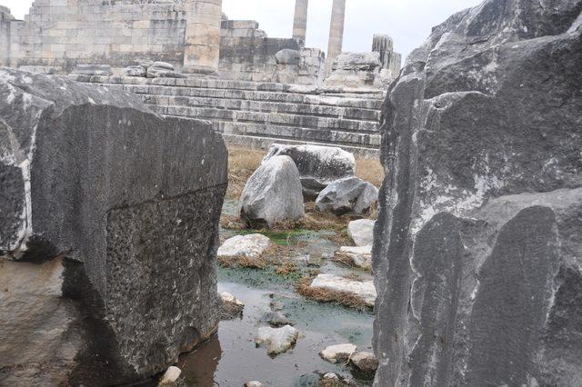 Apollon Tapınağı'nı su bastı