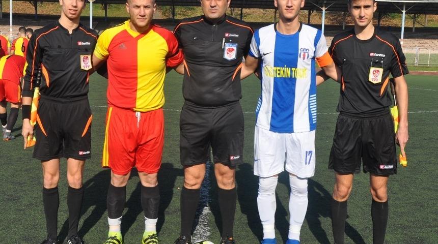 Kalp krizinden &ouml;len arkadaşları i&ccedil;in sahaya el ele &ccedil;ıktılar