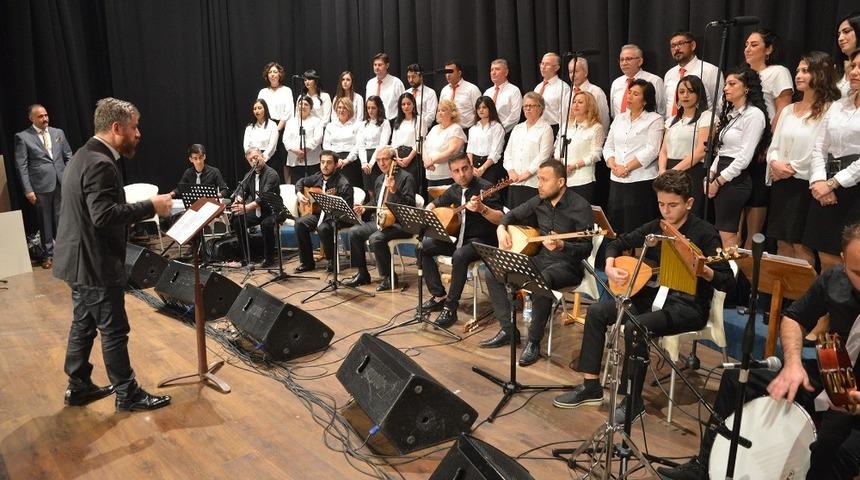 T&uuml;rk Halk M&uuml;ziği Korosu&rsquo;ndan &ouml;ğretmenlere konser