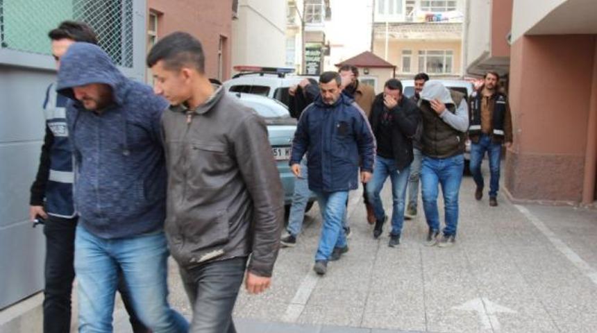 'Pes' dedirten olay! Define ararken cinlerden korunmak için...